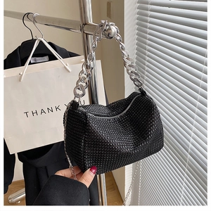 Détail du sac à main en strass noirs avec chaîne argentée et finition cristalline