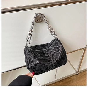 Détail du sac à bandoulière en strass noirs avec poignée en chaîne métallique argentée