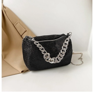 Détails d'un sac baguette noir à strass avec chaîne argentée et finitions de luxe