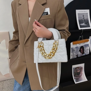 Sac à main blanc matelassé avec chaîne dorée et bandoulière réglable chic