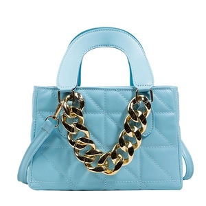 Sac à main matelassé bleu clair avec chaîne dorée et bandoulière pour femme