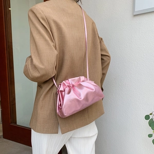 Borsa a tracolla rosa metallizzata con design a pieghe e sottile spallina rosa