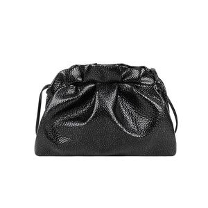 Borsa a nuvola nera in pelle plissettata con chiusura a coulisse e tracolla sottile