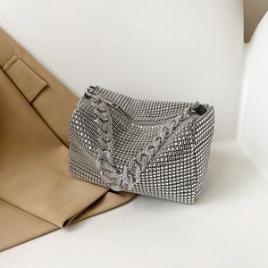 Sac à main strass argenté avec grosse chaîne en métal sur veste, sac carré élégant