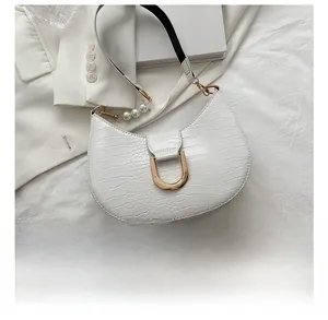 Borsa a mezzaluna bianca effetto coccodrillo con manico di perle e chiusura dorata