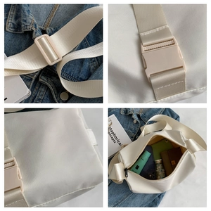 Dettaglio della borsa a tracolla in nylon bianco con fibbie e ampio scomparto interno