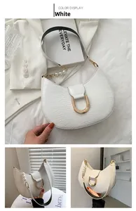 Borsa a mezzaluna bianca a coccodrillo con tracolla di perle e fibbia a ferro di cavallo oro