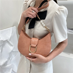 Borsa a spalla corallo con motivo coccodrillo, catena di perle e fibbia a D dorata