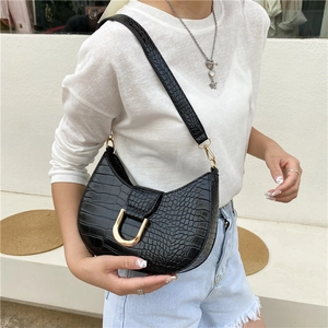 Elegante borsa sottobraccio nera motivo coccodrillo con fibbia a U in metallo dorato