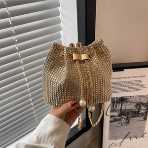 Modieuze gouden emmer-tas met strass, parelkoord en een metalen kettingriem