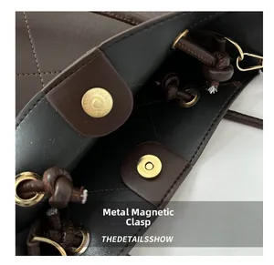 Dettaglio della chiusura magnetica e della texture in pelle trapuntata della borsa