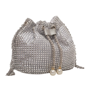Elegante zilveren strass emmertas met parelkoord en een dunne metalen kettingriem
