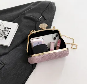 Borsa da sera con paillettes rosa che mostra spazio per telefono e trucco