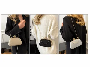 Dettaglio borsa da sera con paillettes in versione a mano, a spalla e a tracolla