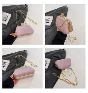 Pochette da sera rosa con paillettes, manico rotondo dorato e tracolla a catena rimovibile