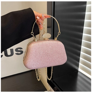 Dettaglio della borsa da sera con paillettes rosa, manico dorato e chiusura in strass