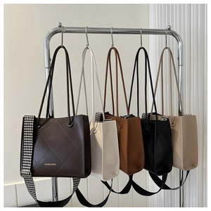 Dettaglio di cinque borse tote trapuntate nei colori marrone, bianco, beige e nero