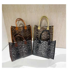 Détail de sacs cabas à motif léopard en plusieurs couleurs sur un support élégant