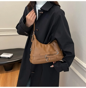 Borsa hobo vintage marrone in ecopelle con cinturini multipli indossata da una modella
