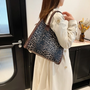 Grand sac cabas léopard chic avec anses en cuir marron pour la mode automnale féminine