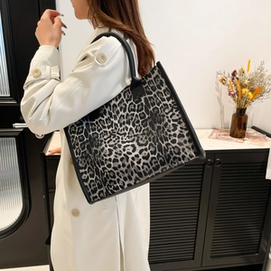 Grand sac cabas à imprimé léopard avec poignées noires en cuir, design chic pour femmes