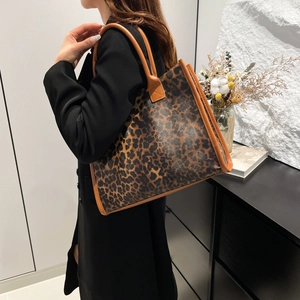 Grand sac cabas imprimé léopard avec bordure en cuir marron pour femmes chic