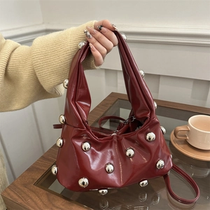Sac Sous le Bras en Cuir PU pour Femme à la Mode Avec Rivets Sphériques Argentés Sac à Épaule Plissé Minimaliste Sac à Main Hobo Tendance