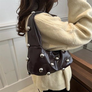 Sac hobo demi-lune marron foncé avec grands clous métalliques argentés et cuir mat
