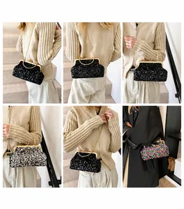 Détail du sac pochette à paillettes montrant les styles bandoulière et main sur mannequin