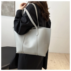 Vue détaillée du grand sac cabas gris clair montrant le cuir PU lisse et la bandoulière