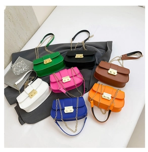 Mise à plat de petits sacs bandoulière en sept couleurs avec chaîne dorée chic