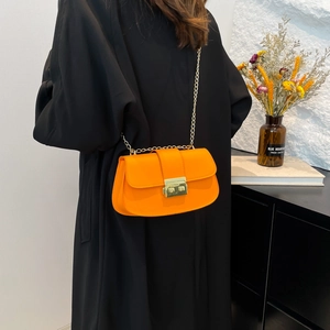 Sac baguette orange vif en similicuir avec chaîne dorée et boucle rectangulaire