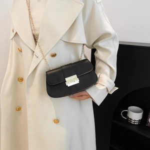 Sac bandoulière élégant en cuir noir avec chaîne dorée et fermoir métallique chic