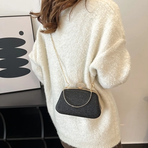 Borsa da sera nera scintillante con catena dorata e chiusura con strass