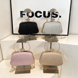 Eleganti pochette da sera con paillettes in quattro colori e manici ad anello