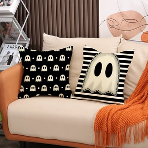 Fodere per cuscini di Halloween con motivi a fantasmi su un divano beige in una stanza