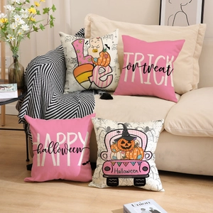 Set di 4 federe per cuscini di Halloween con stampe di zucche e scritte festive sul divano
