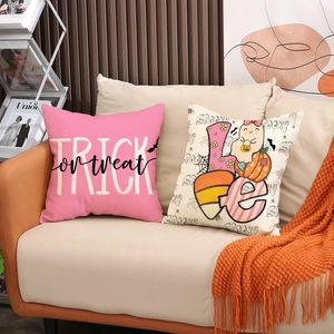 Set di cuscini decorativi per Halloween con stampe Spooky Love e Trick or Treat sul divano