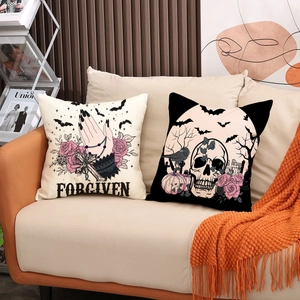 Federe per cuscini gotiche con teschio e fiori su divano beige con calda coperta arancione