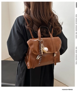 Zaino in pelle vintage marrone con manico e ciondolo creativo a forma di baseball