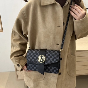Sac à bandoulière carré minimaliste avec imprimé monogramme M et boucle dorée