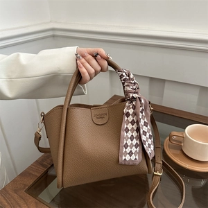Sac Seau en Cuir PU Grain de Litchi pour Femmes Sac à Main Minimaliste Coréen Avec Décor de Foulard en Satin Sac Bandoulière