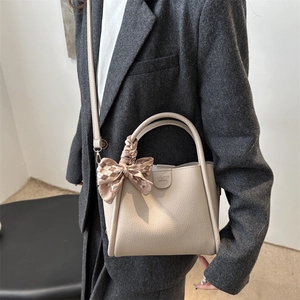 Sac seau élégant en cuir grainé beige avec ruban écossais et marquage JINGPIN