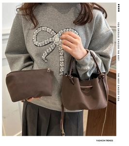 Detail einer dunkelbraunen mattierten Leder-Beuteltasche mit Kordelzug und Knotengriff