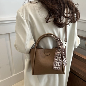 Sac seau en cuir marron avec foulard à carreaux et bandoulière pour un style chic