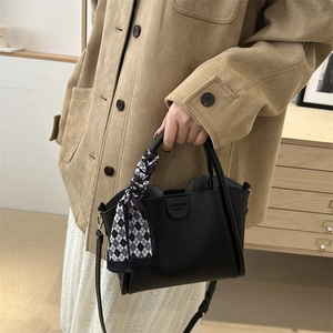Sac seau minimaliste en cuir noir avec foulard en soie décoratif à motif de losanges