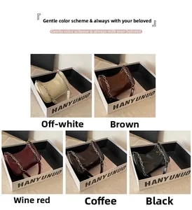 Sacs sous les bras chics en blanc, marron, rouge, café et noir avec chaînes en métal
