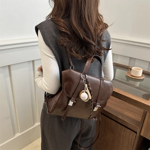 Sac à dos rétro marron foncé grande capacité avec bretelles réglables et charme de baseball