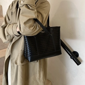 Retro black woven leather tote bag with large capacity for women's daily commute fashion