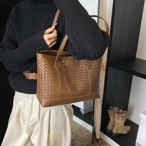 Brown woven leather tote bag for women with large capacity and retro minimalist shoulder style